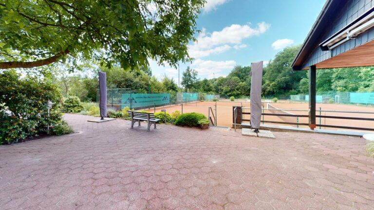 Terrasse des Vereinsheims mit Blick auf die Tennisplätze des TV Bookholzberg – Aufnahme aus dem 3D-Rundgang