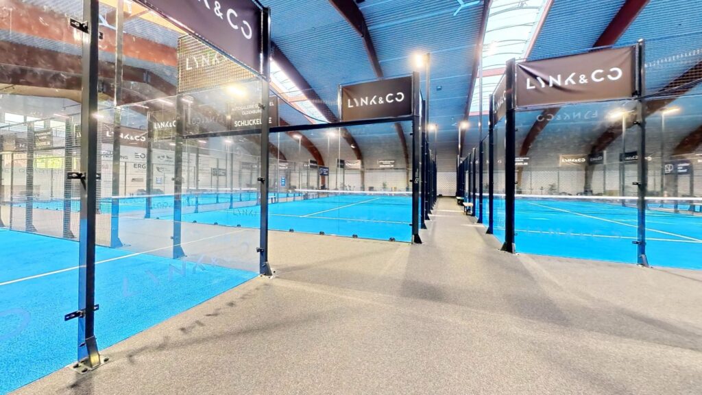 Gang entlang der Padel-Courts im Padel Quartier