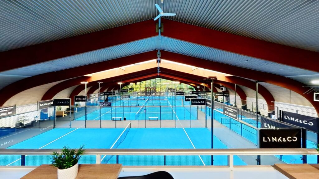 Übersicht der Padelhalle im Padel Quartier Ganderkesee