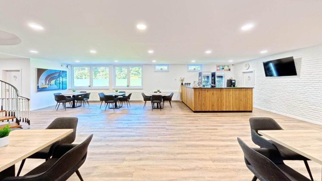 Lounge und Gastronomiebereich im Padel Quartier Ganderkesee